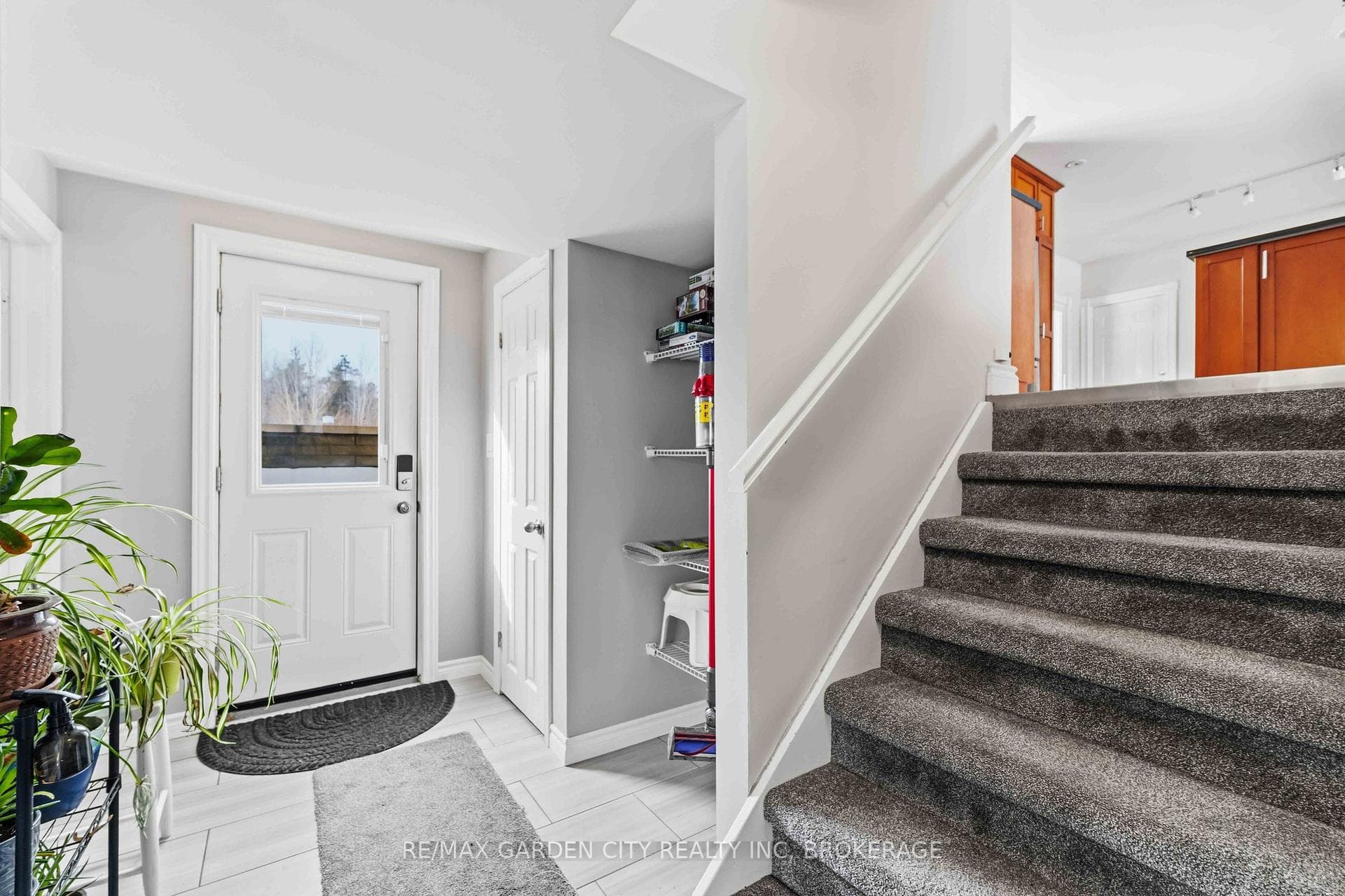 147 CAIRNS Crescent photo 33