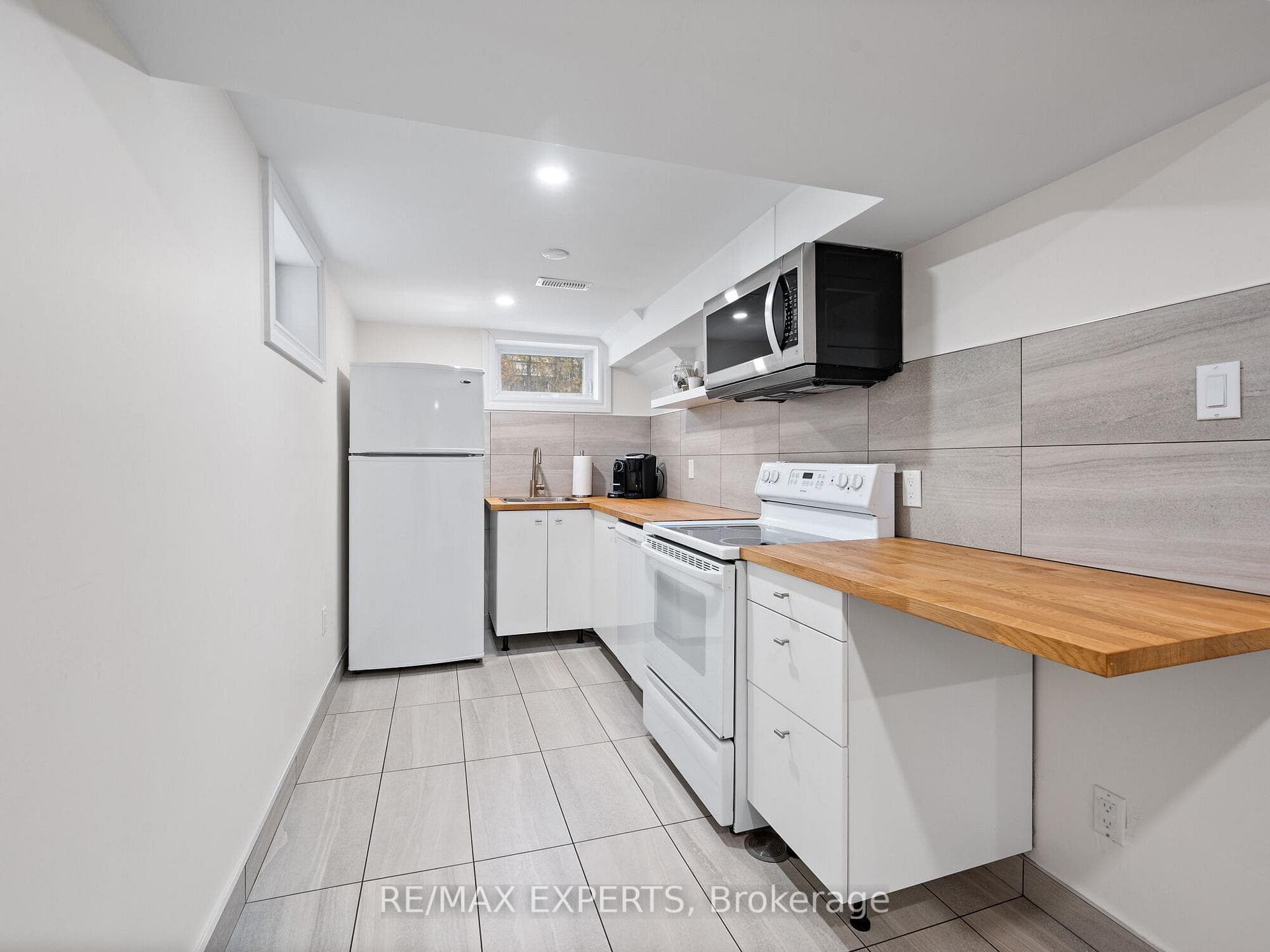 135 Martha Crescent photo 36