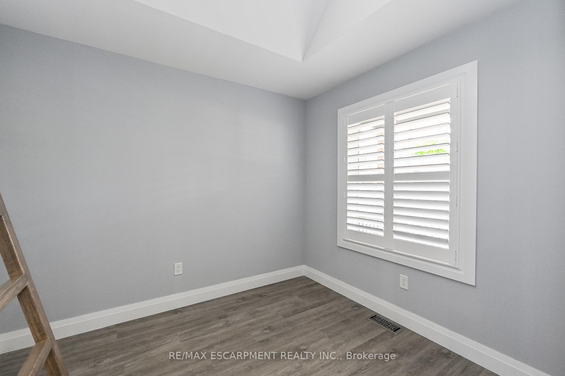 95 Houghton Avenue photo 9