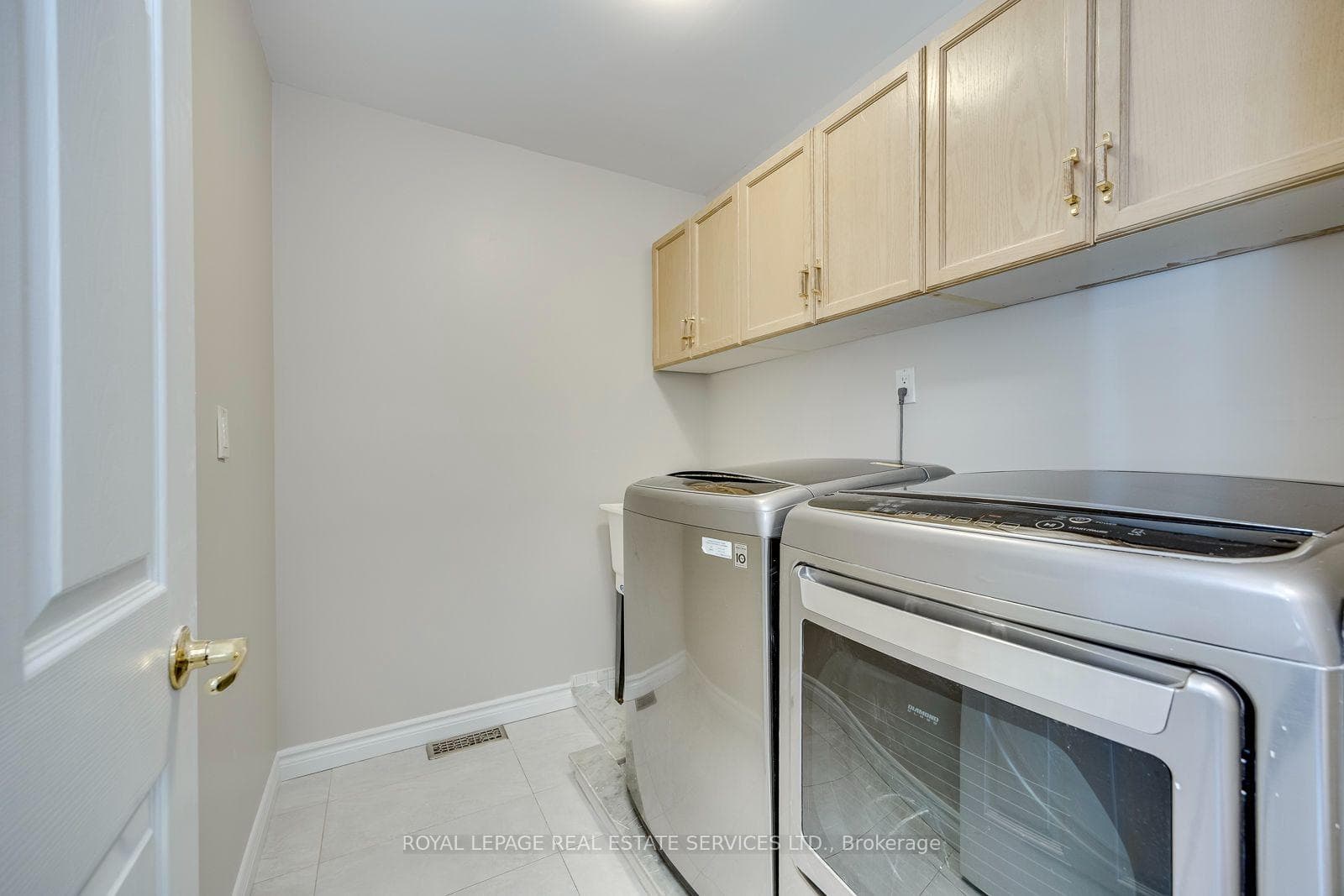 6121 Leeside Crescent photo 32