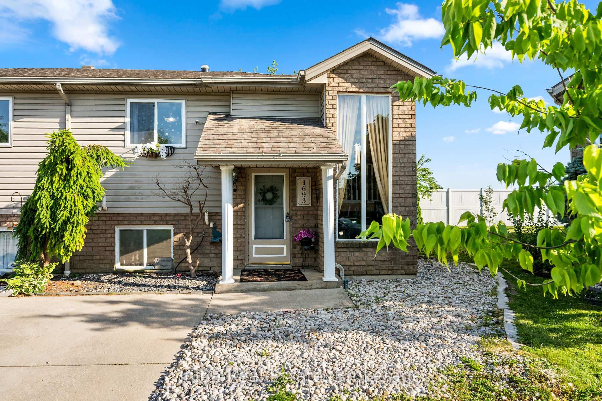 1693 Fieldcrest Lane photo 2