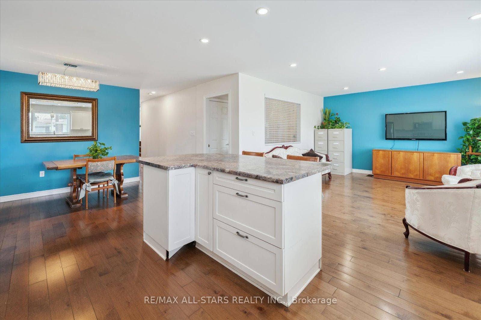 672 Burnham Street photo 13