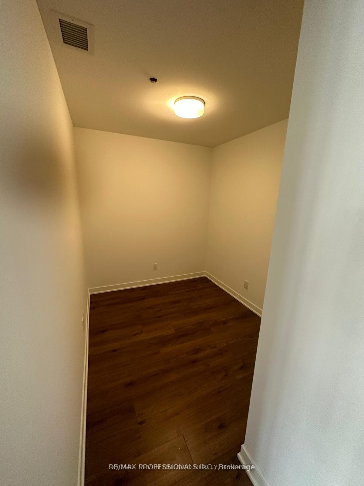 405 Dundas W Street Unit 818 photo 11