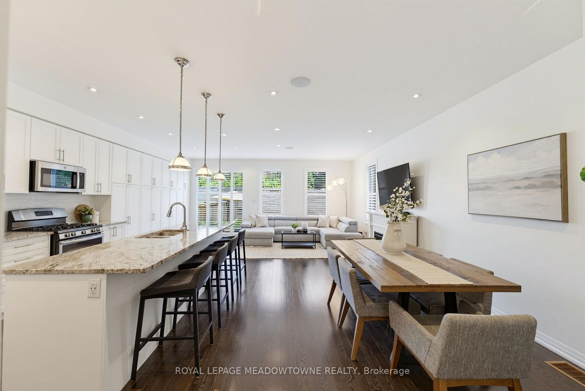 779 Banks Crescent photo 5