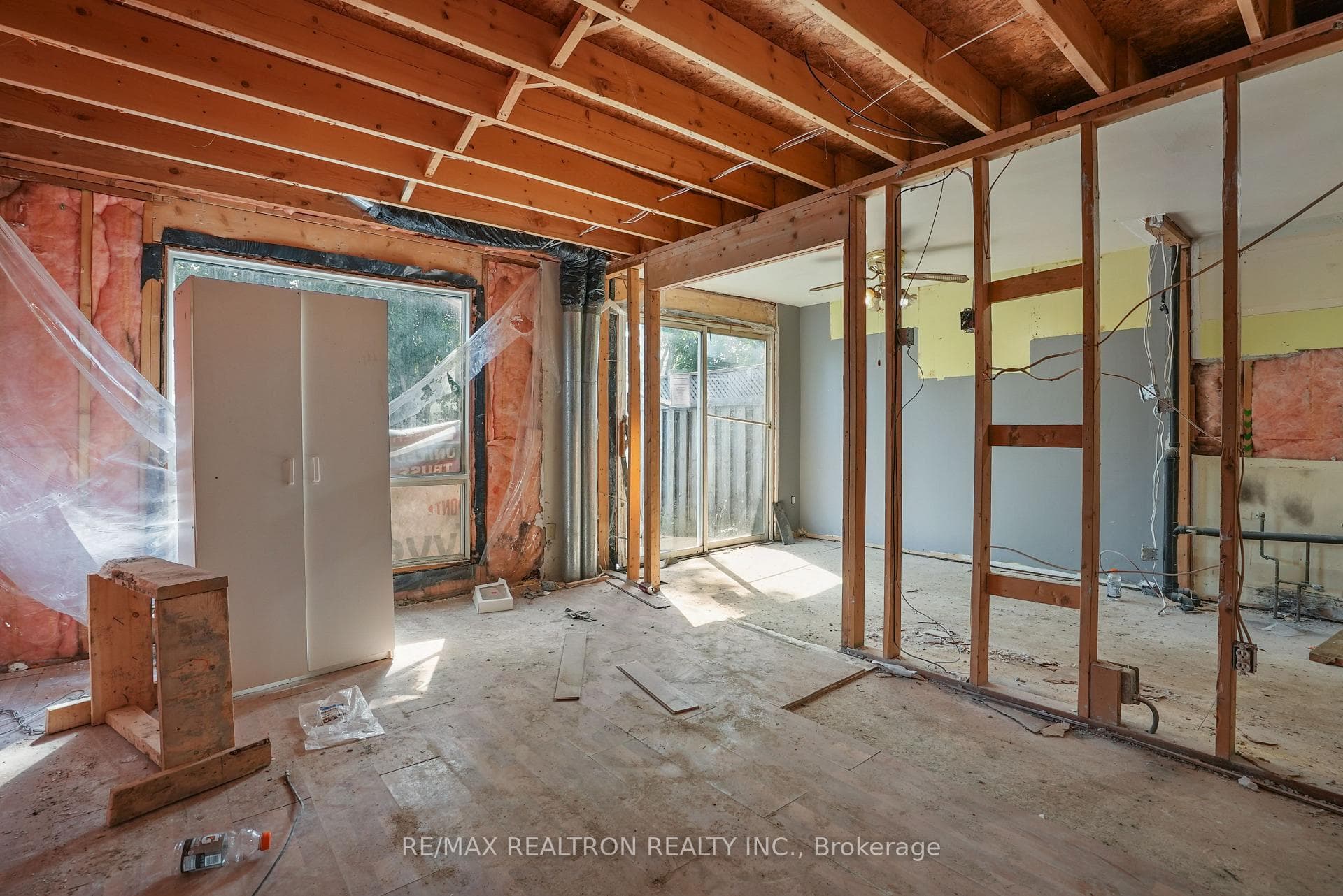 94 Mowat Crescent photo 12