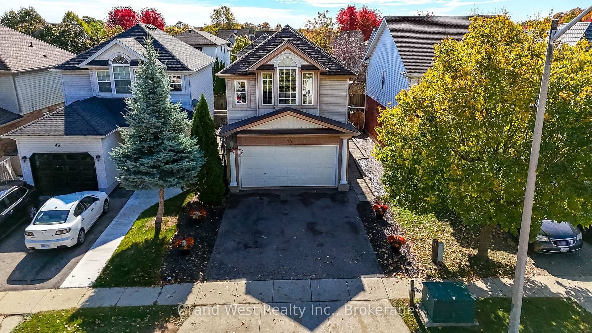 39 KARALEE Crescent photo 2