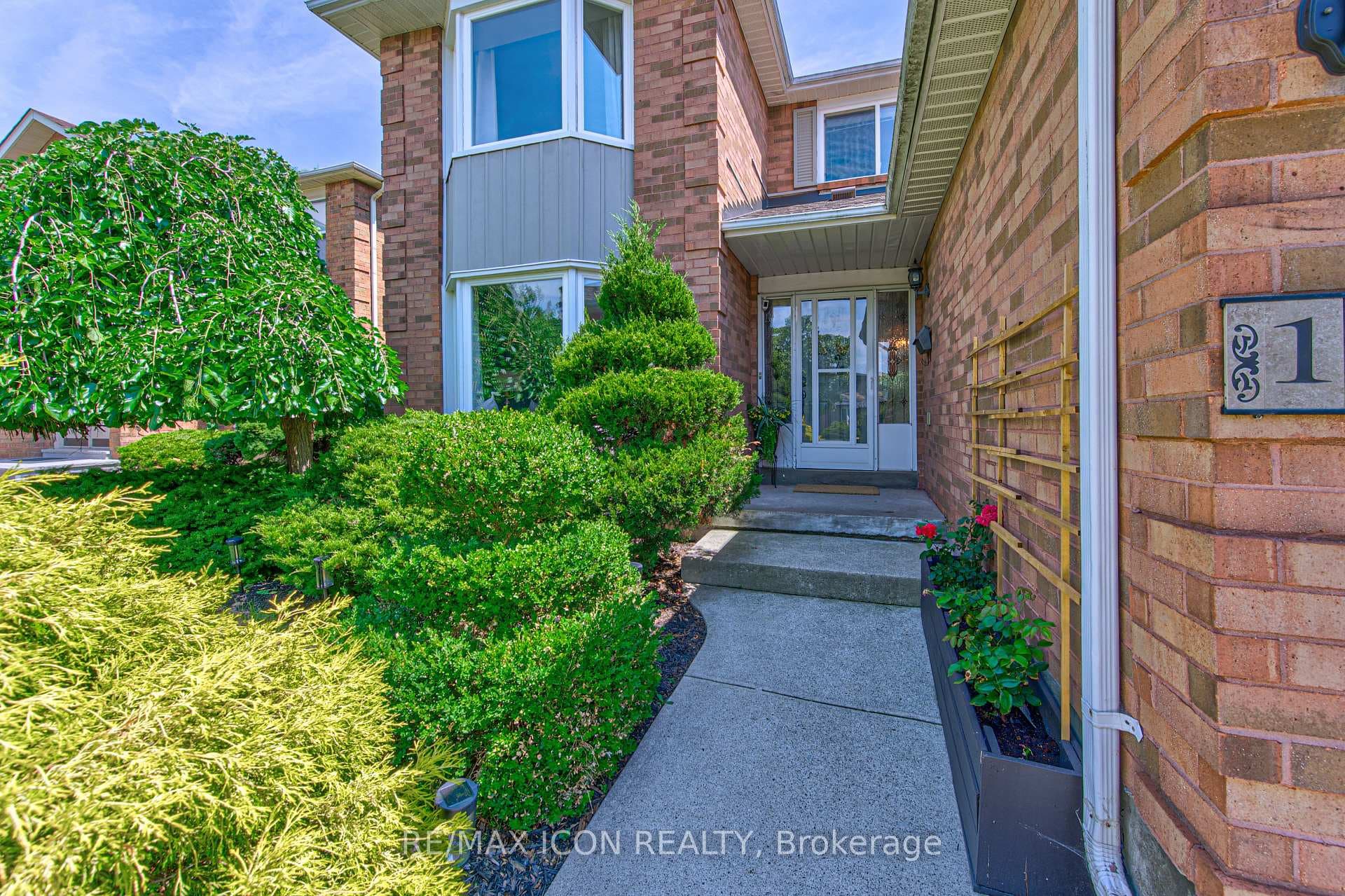 15 Hall Crescent photo 2