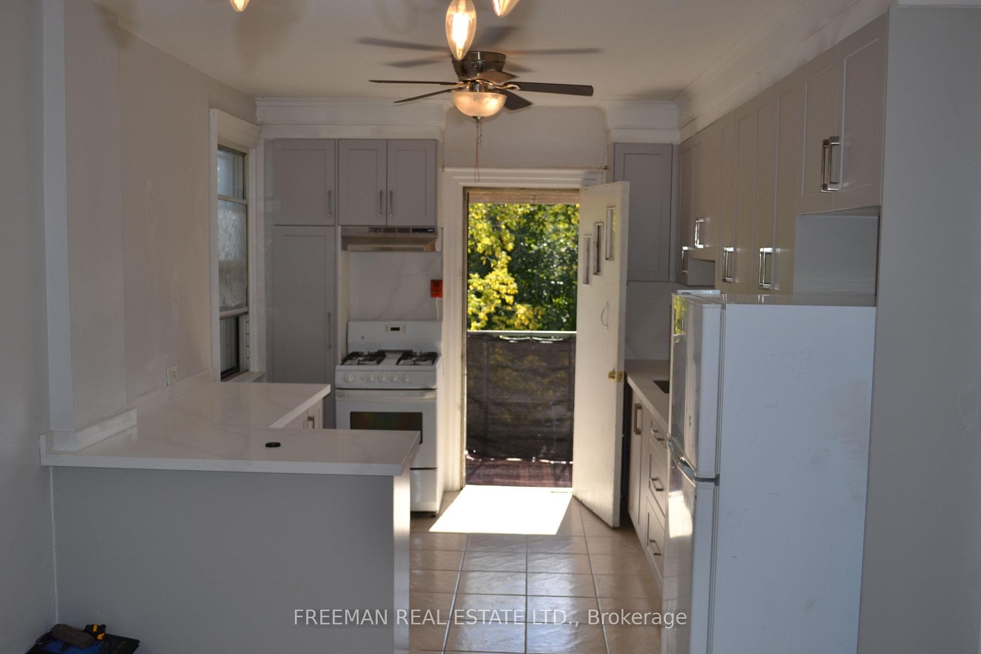 1089 ST. CLAIR Avenue Unit Unit 2 photo 3