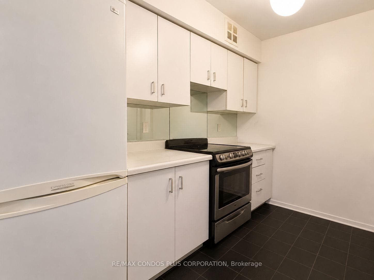 1055 Bay Street Unit 508 photo 6