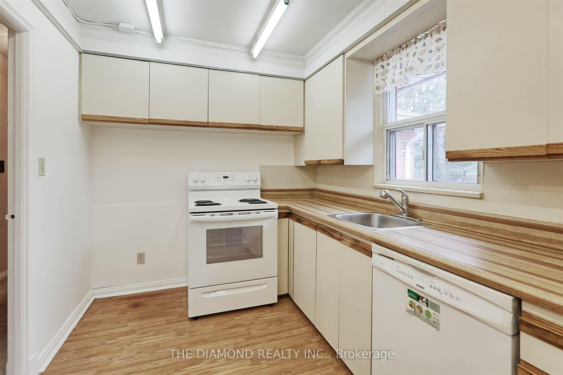 4670 Dundas Street photo 9