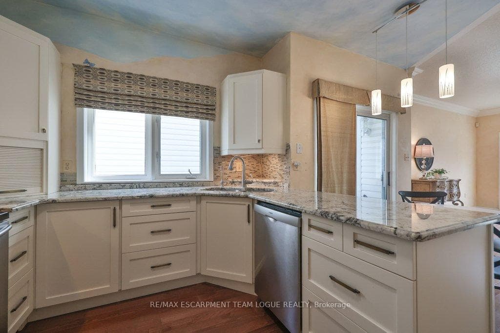 2193 Woodglen Crescent photo 9