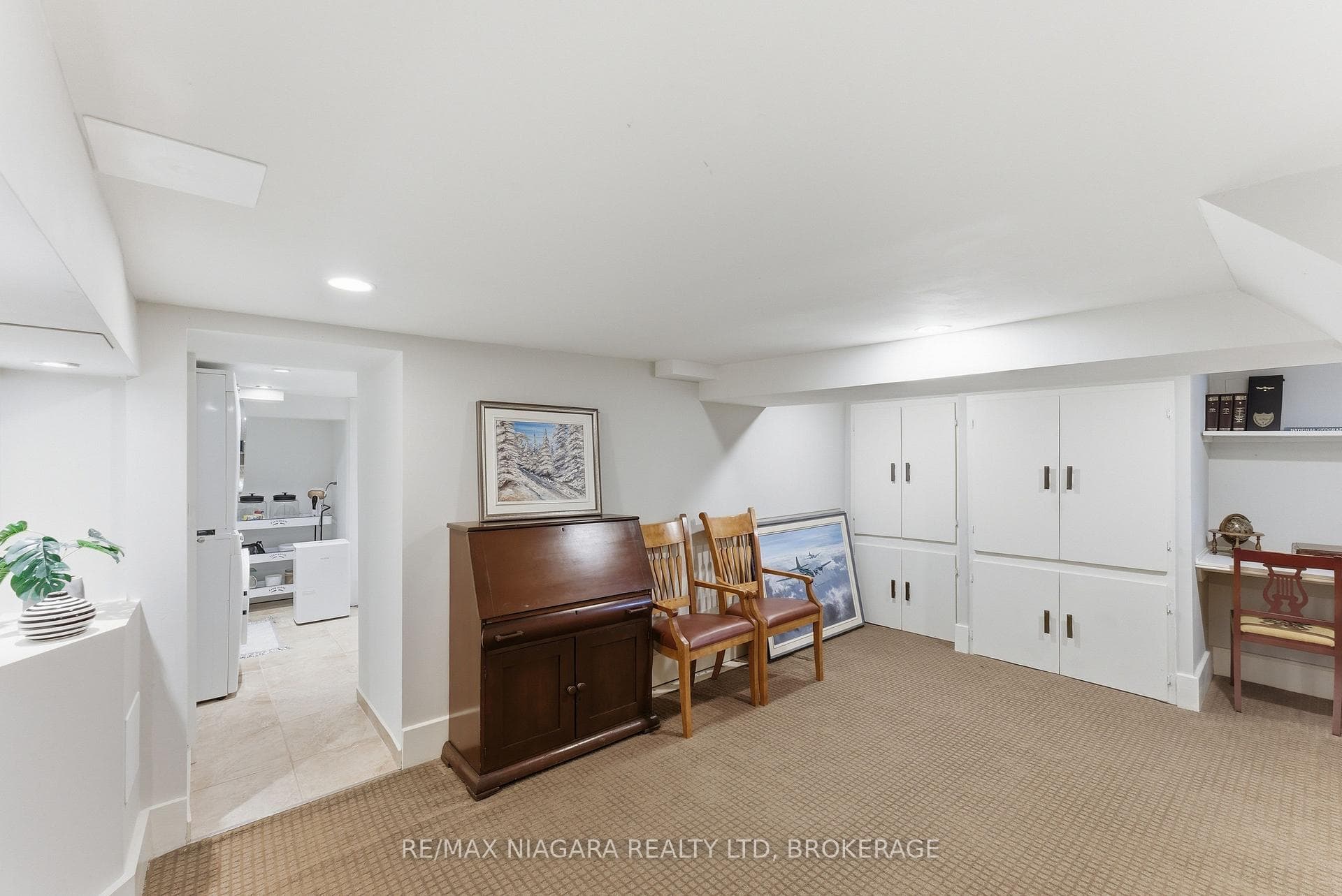 8 Giles Crescent photo 24