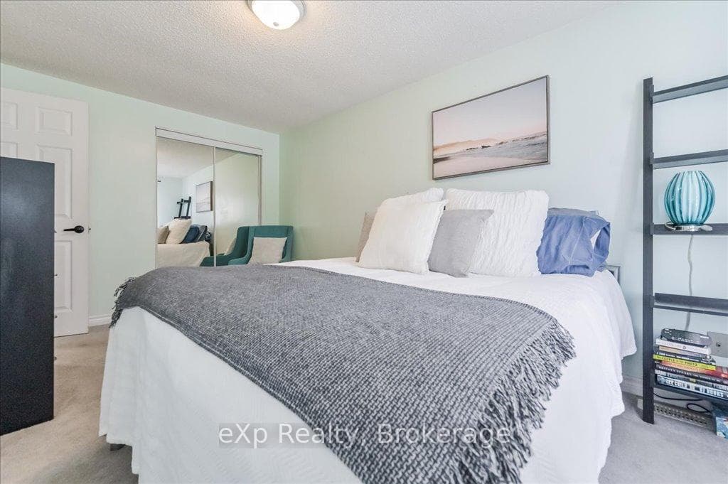 260 Strathallan Street photo 24
