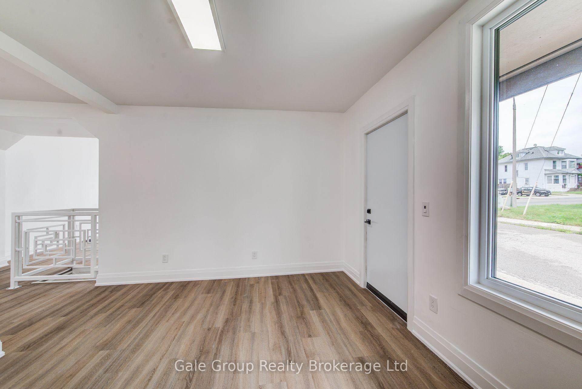 728 Dundas Street photo 27