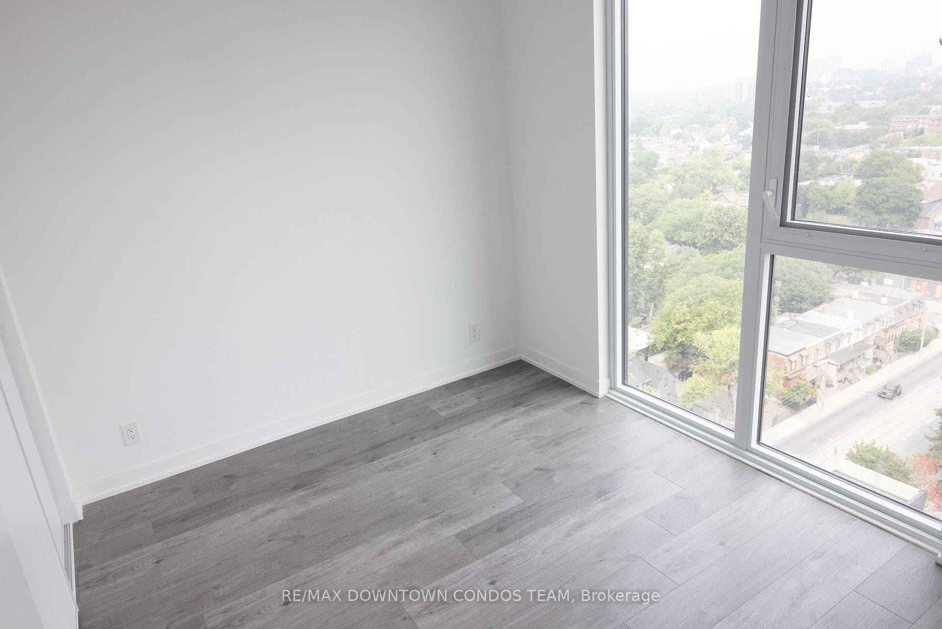285 Dufferin Street Unit 1410 photo 25