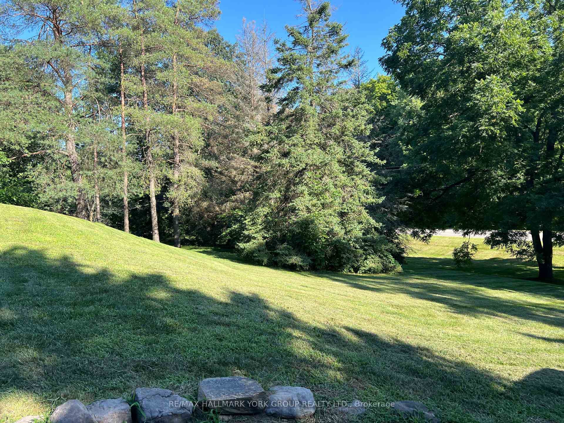 260 Kingscross Drive photo 16