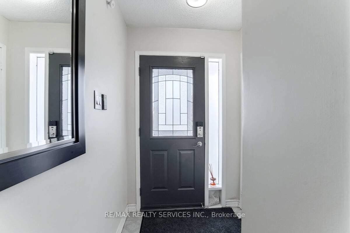 6888 Dillingwood Drive photo 4