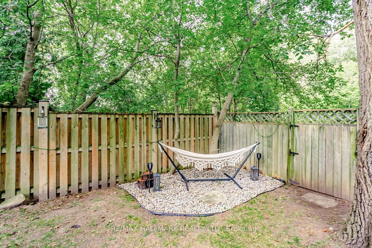 685 Elgin Street photo 32