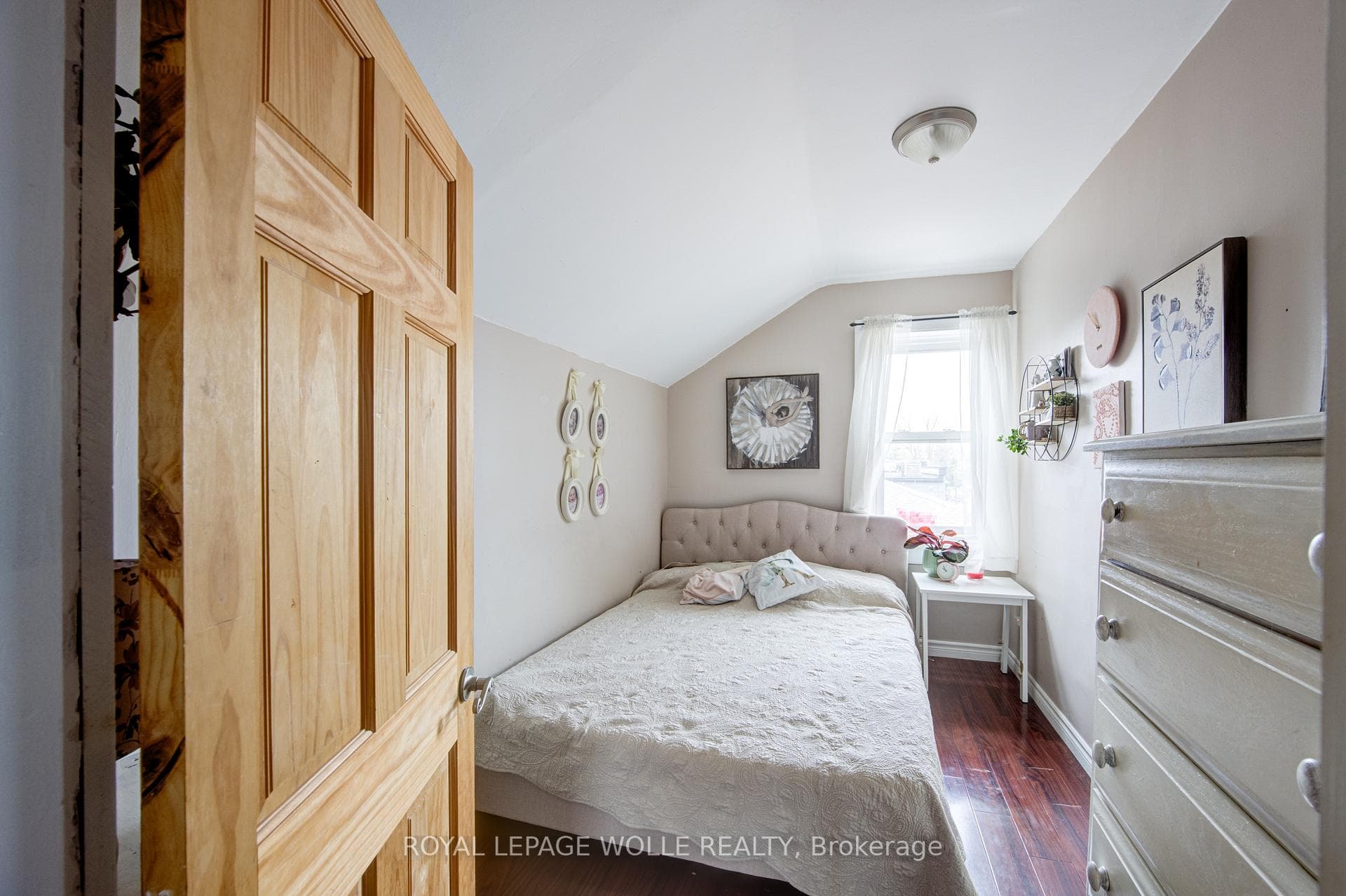137 Wellington Street photo 10