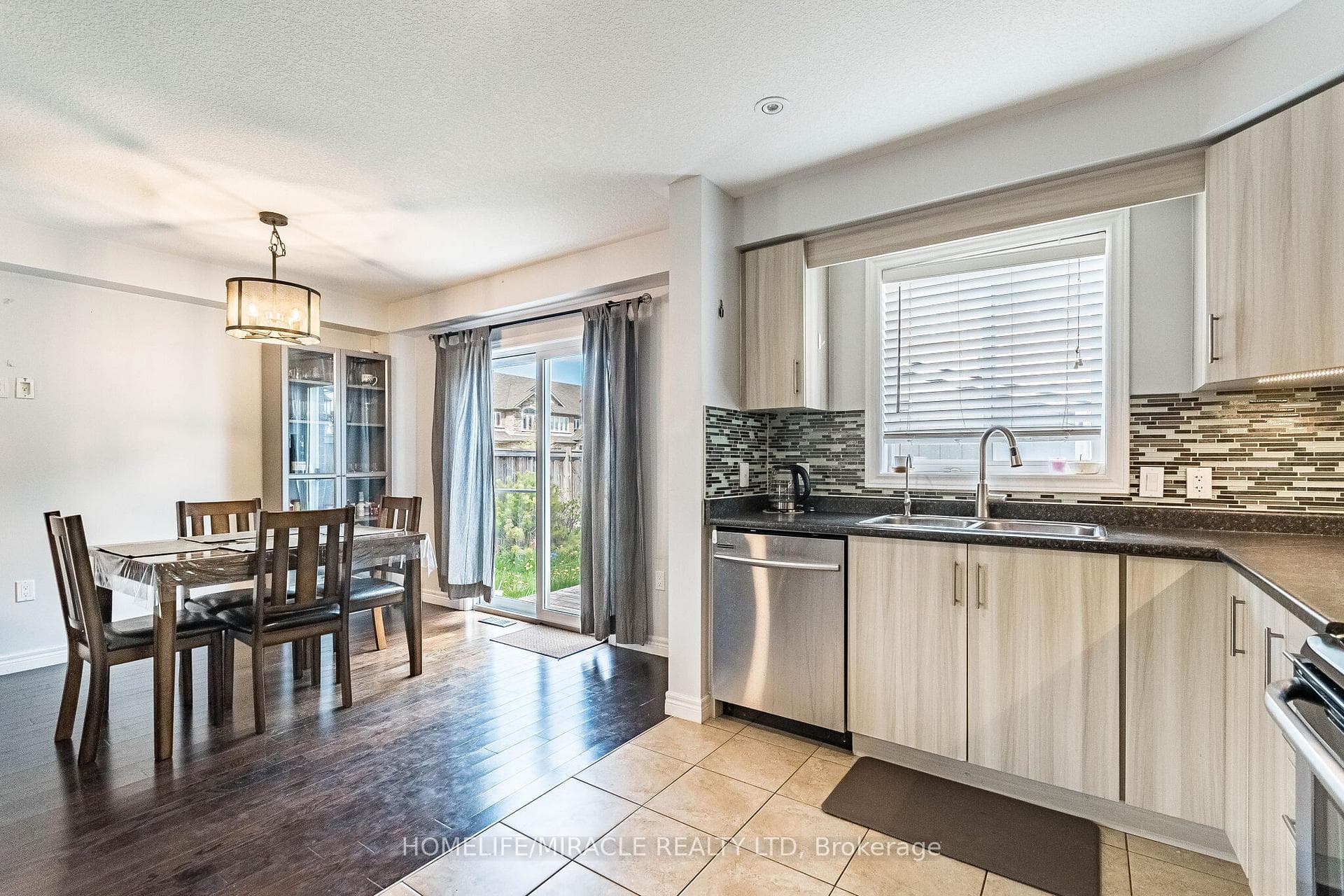 222 Pelech Crescent photo 14