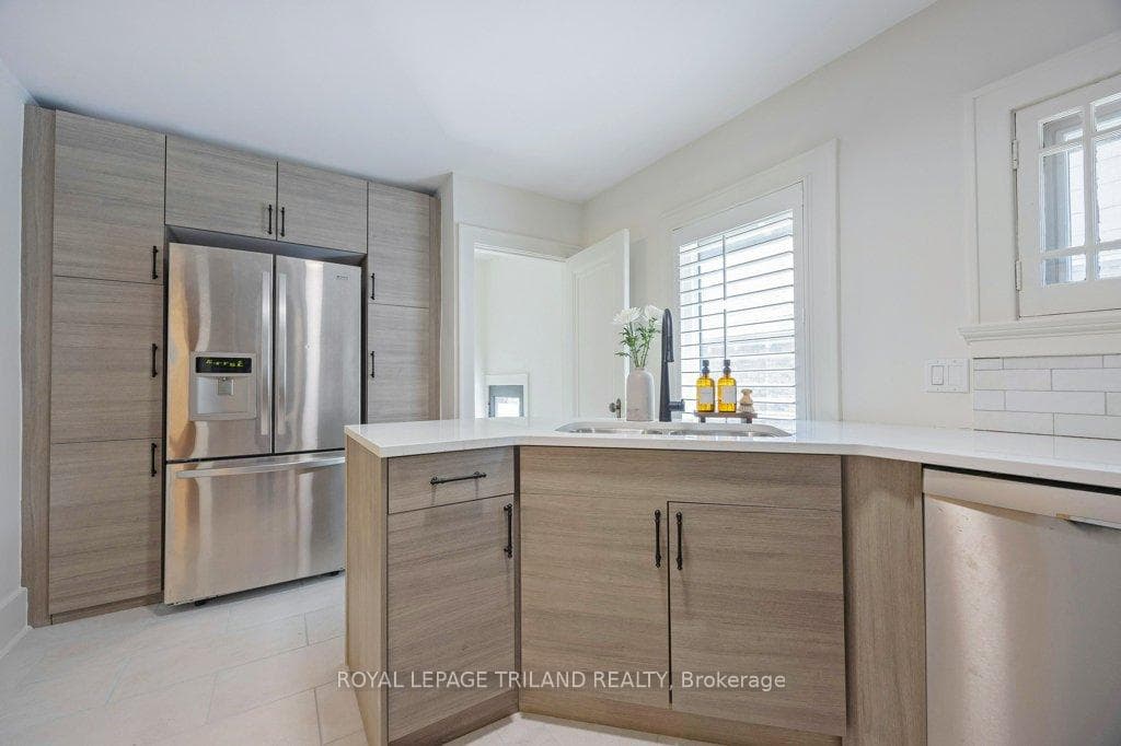 576 St James Street photo 19