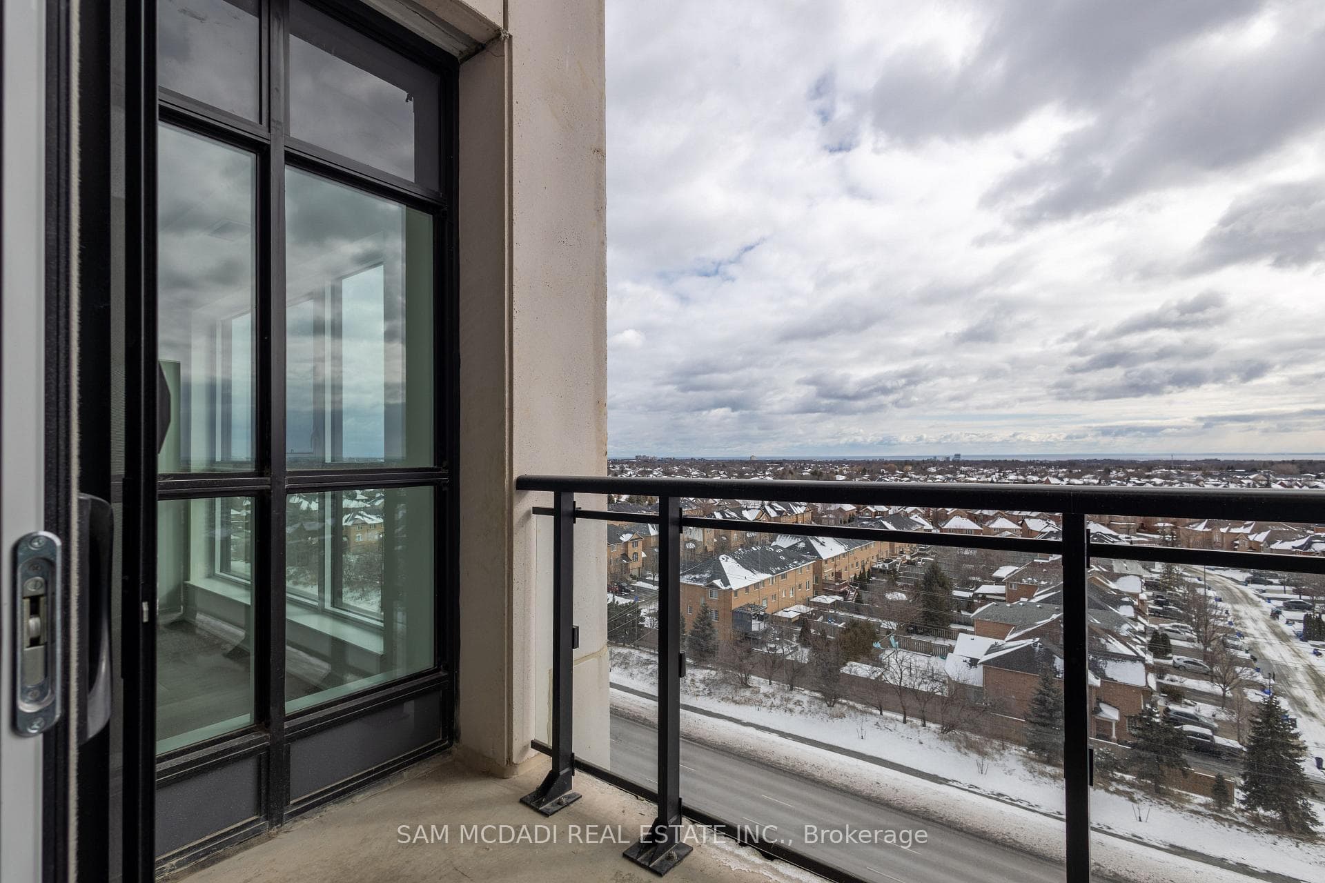 405 Dundas Street Unit 824 photo 18
