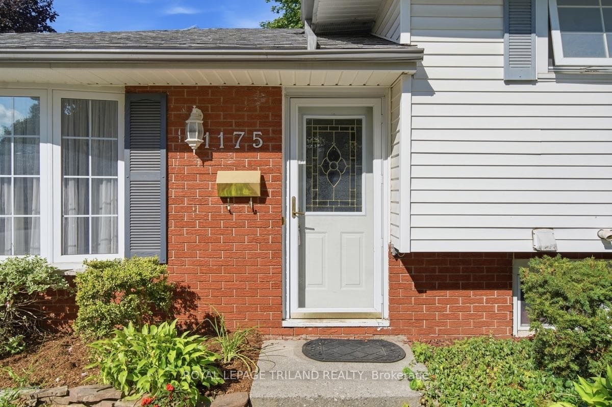 Front Entrance with Outer Door