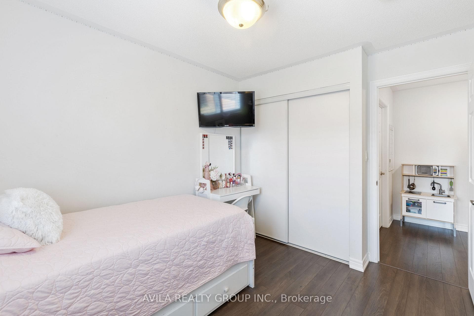 90 Abigail Crescent photo 31