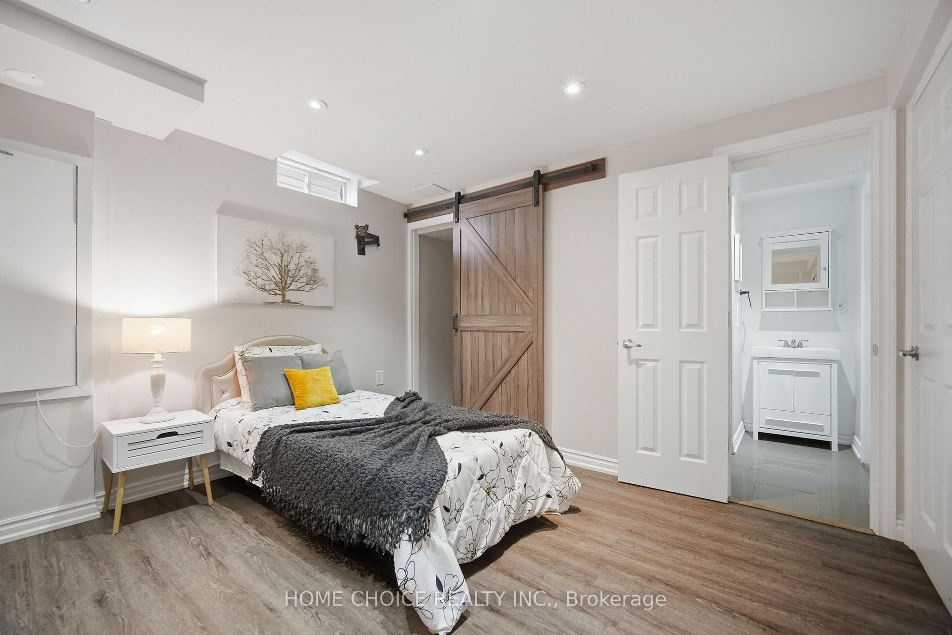 670 Dolby Crescent photo 45