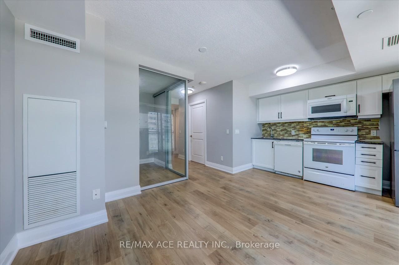 30 Meadowglen Place Unit 306 photo 11