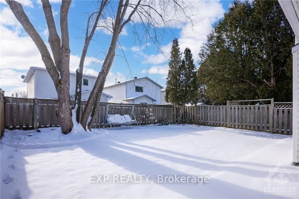 716 MOREWOOD Crescent photo 27