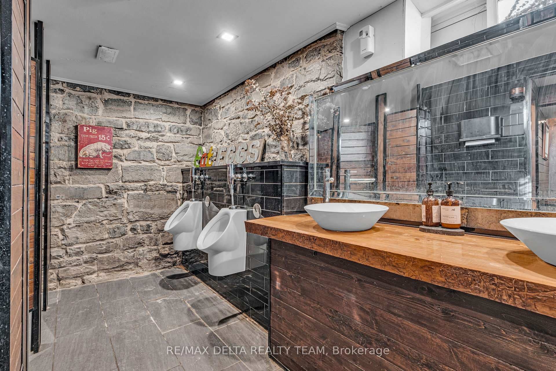 2607 OLD MONTREAL Road photo 41