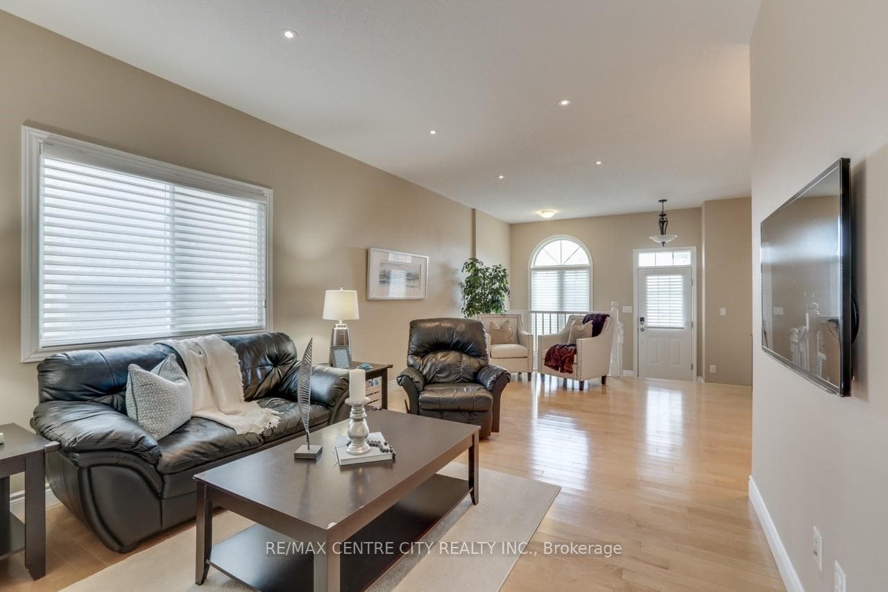 586 Garibaldi Avenue photo 6