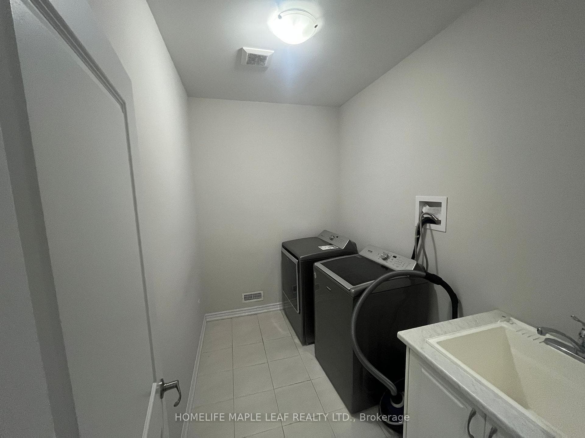 25 Hawtrey Road Unit Room 3 photo 3
