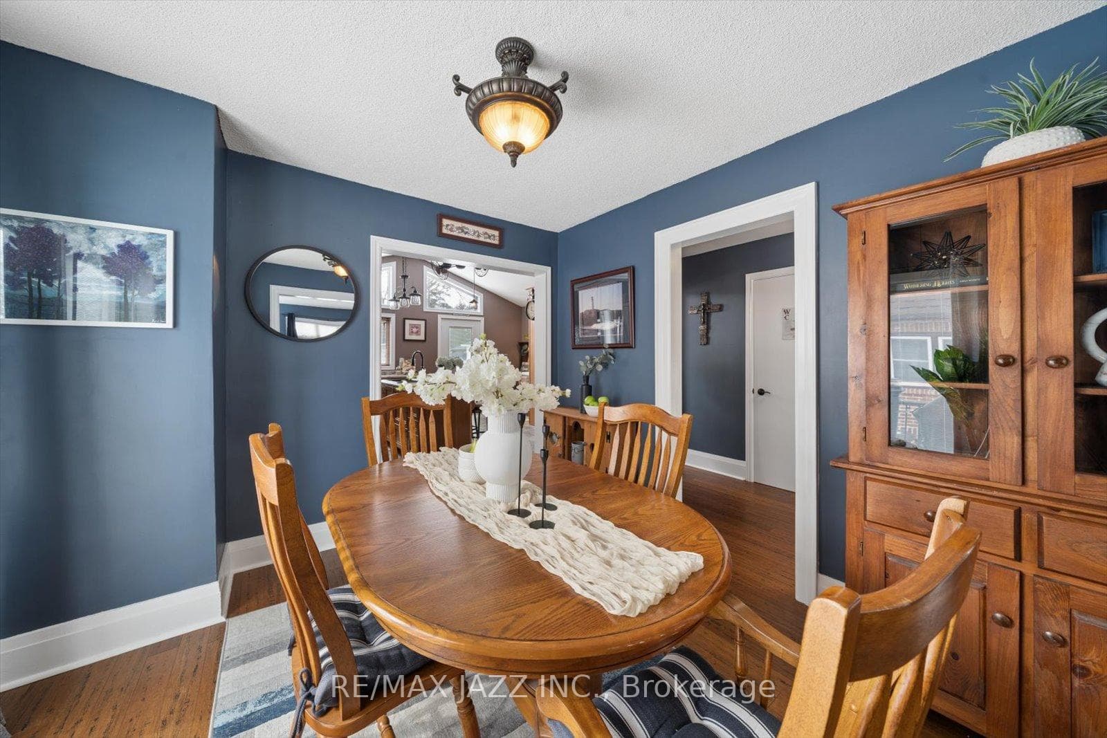 566 Masson Street photo 11