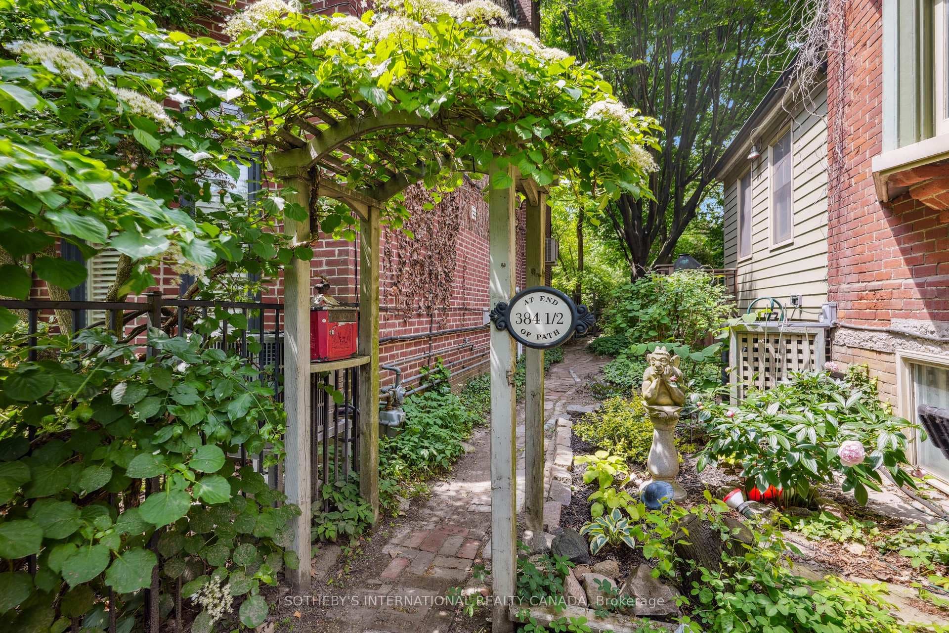 384 1/2 Sumach Street photo 44