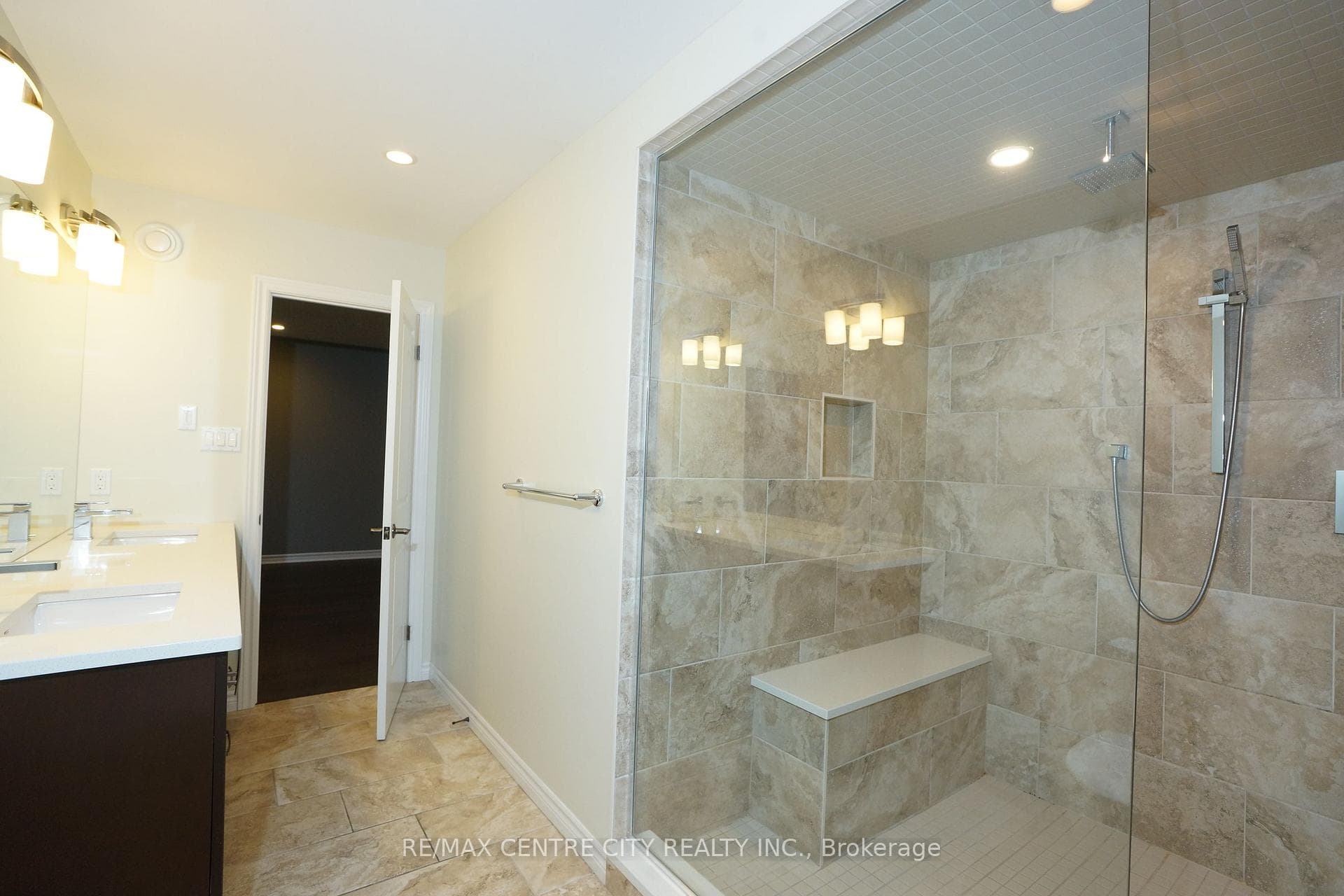 1509 horseshoe Crescent photo 20