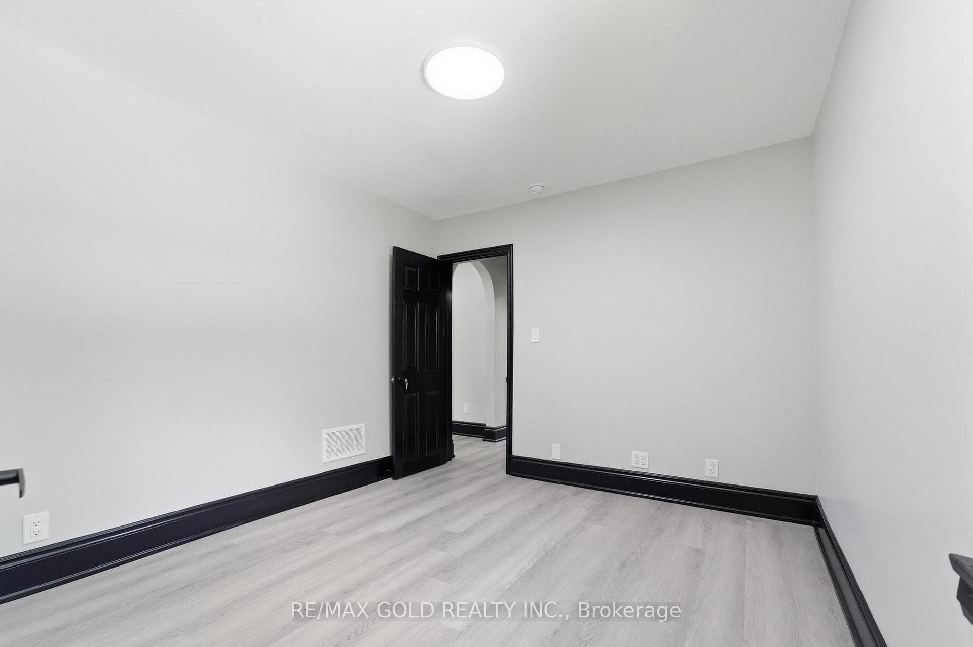 2702 Embleton Road photo 12