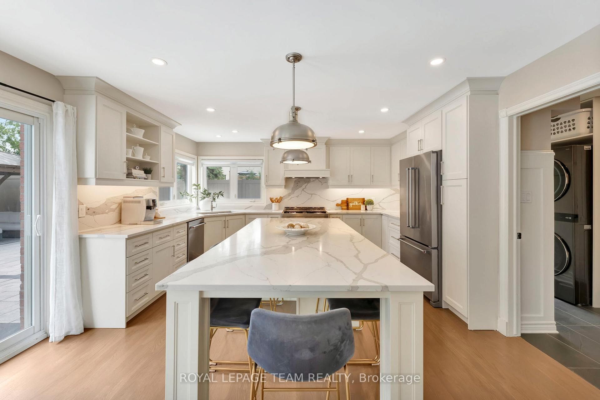 Gourmet Kitchen w 9 ft quartz island