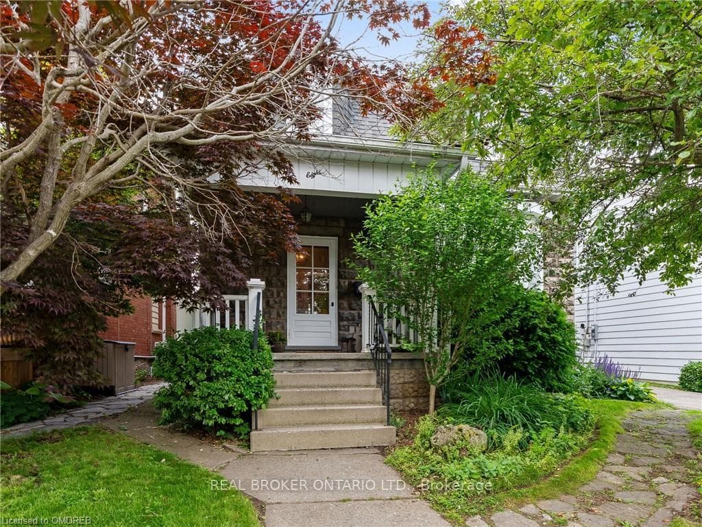 8 Charlotte Street photo 1