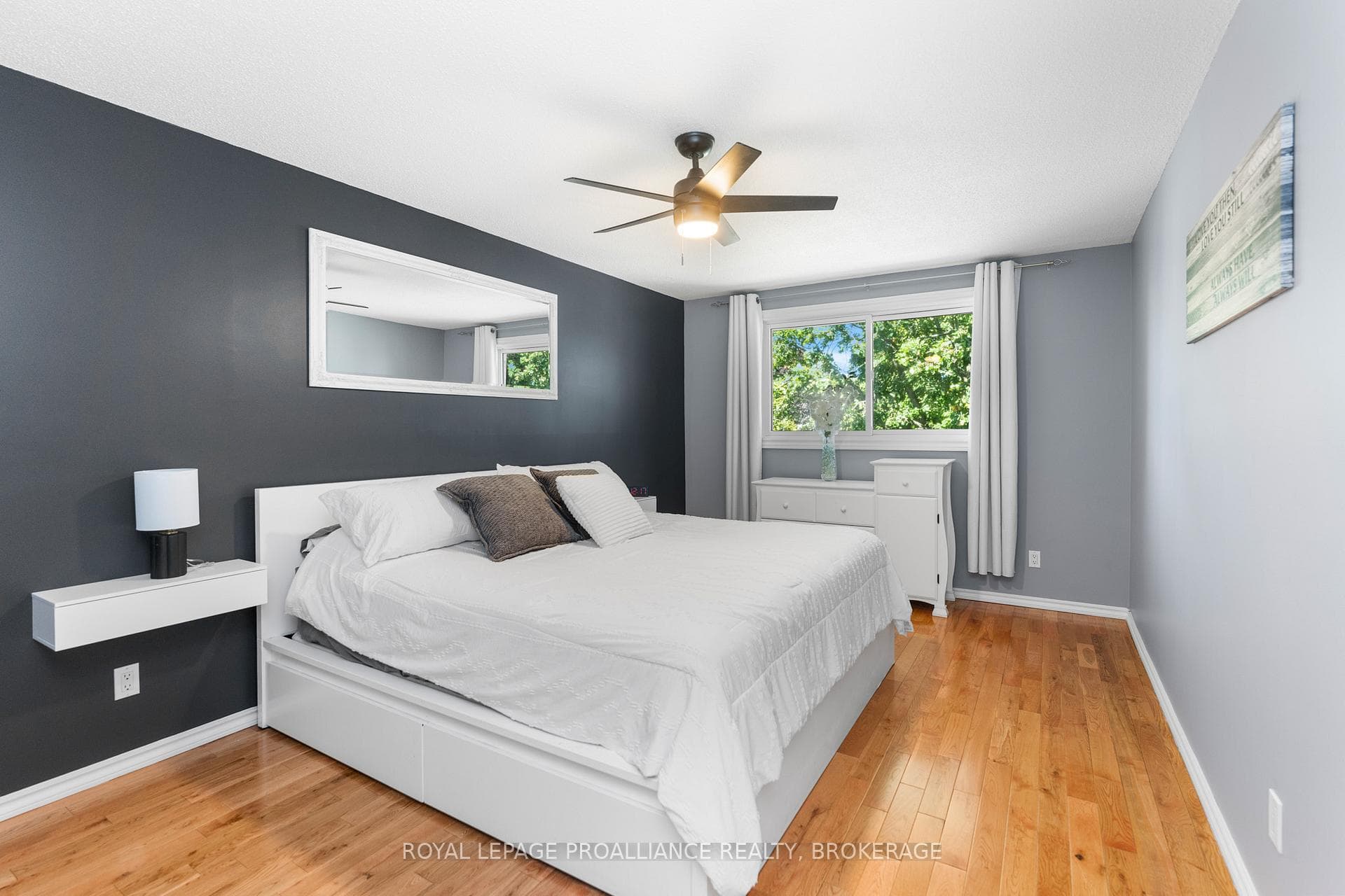 918 Edinborough Crescent photo 32