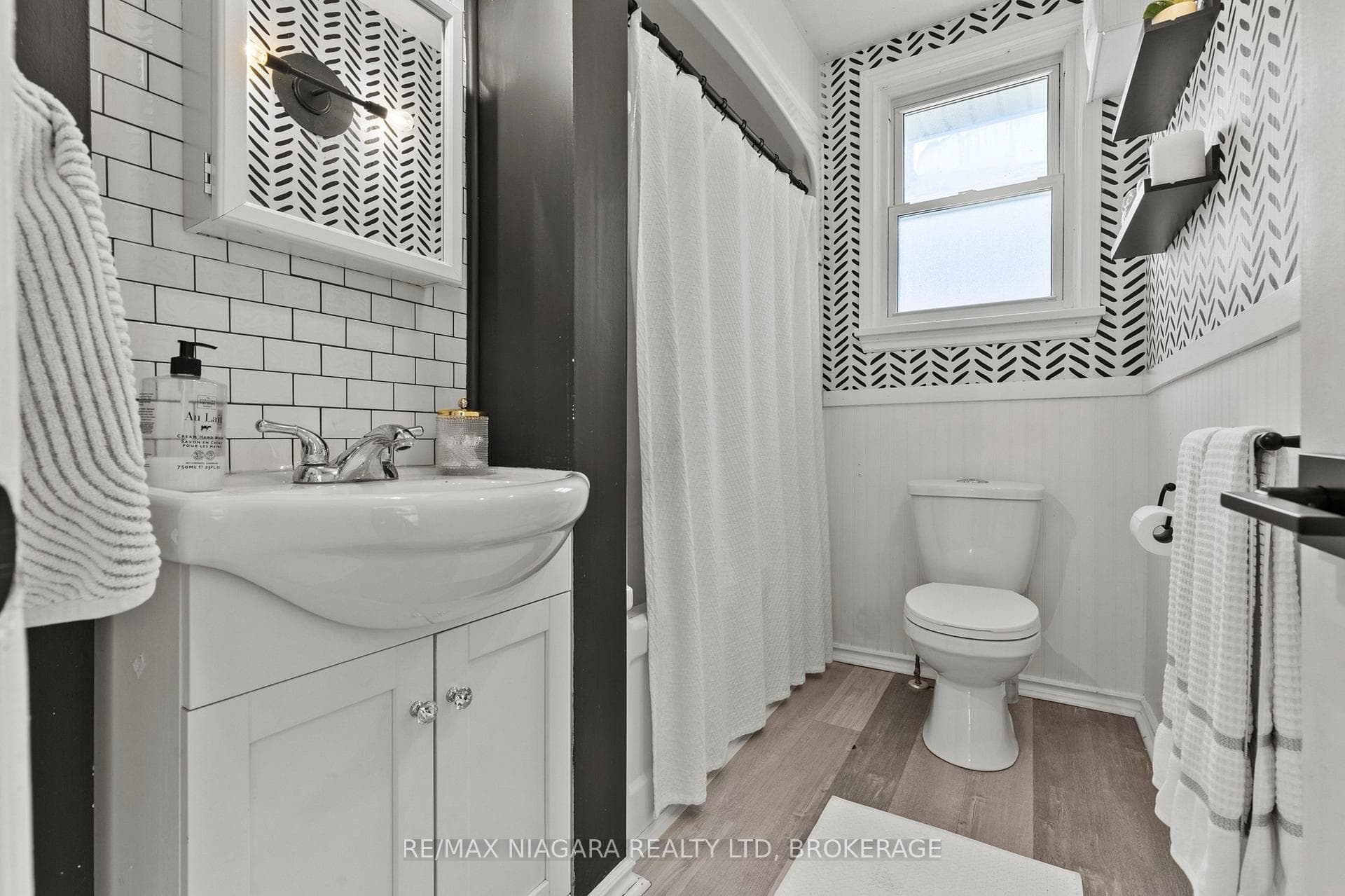 38 ALEXANDRA Boulevard photo 20