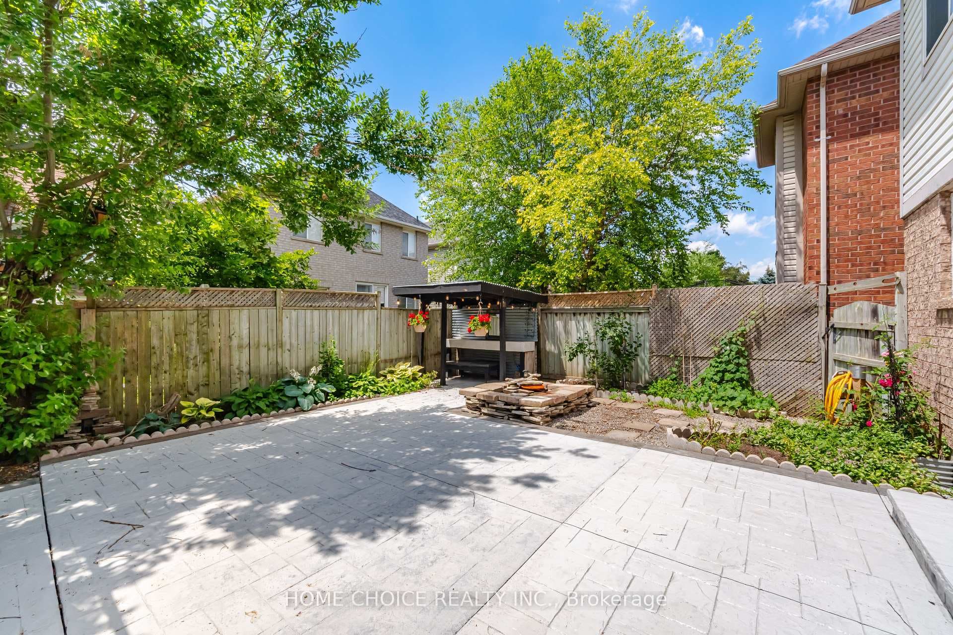 670 Dolby Crescent photo 48