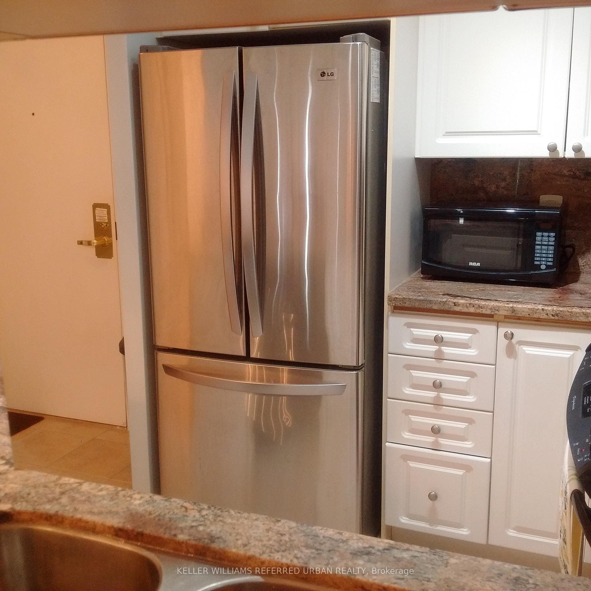 889 Bay Street Unit 910 photo 7