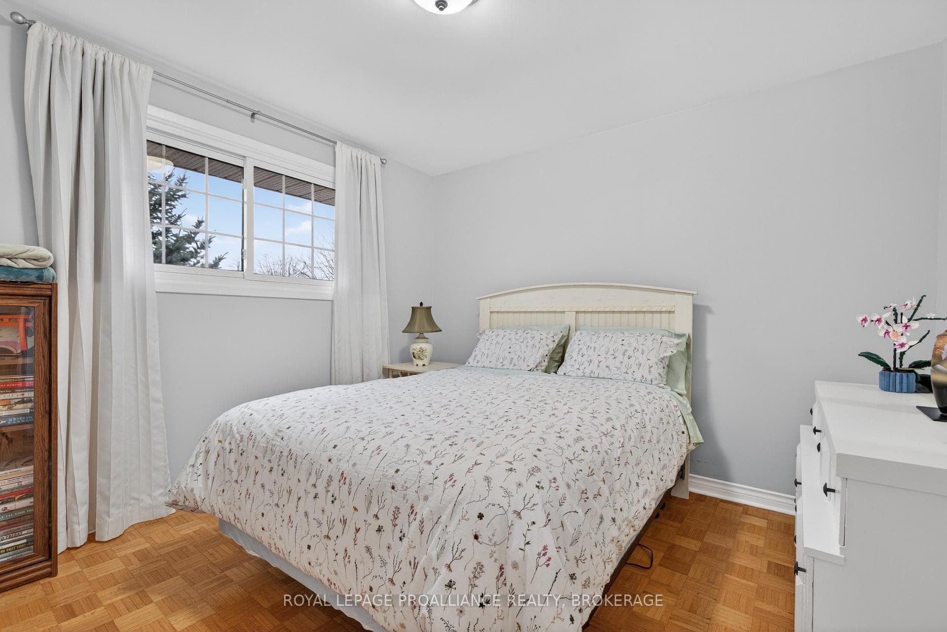 810 Camberley Crescent photo 11