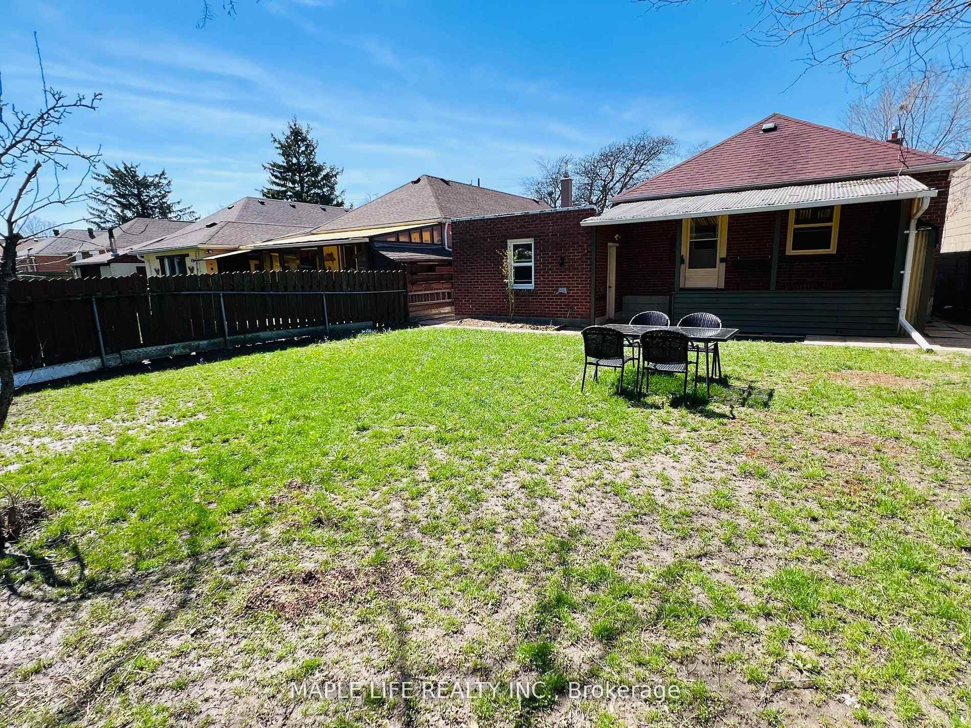 739 Pharmacy Avenue photo 33