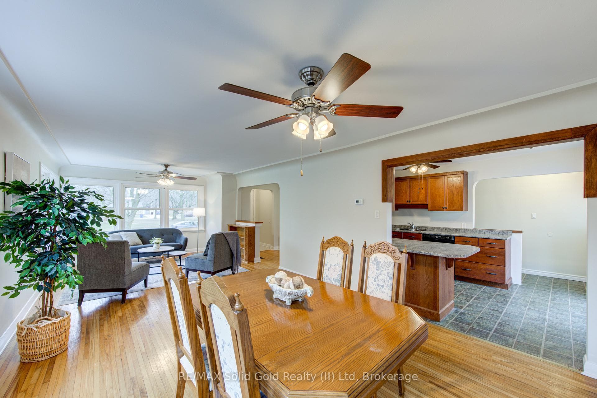 Open floorplan living/dining/kitchen