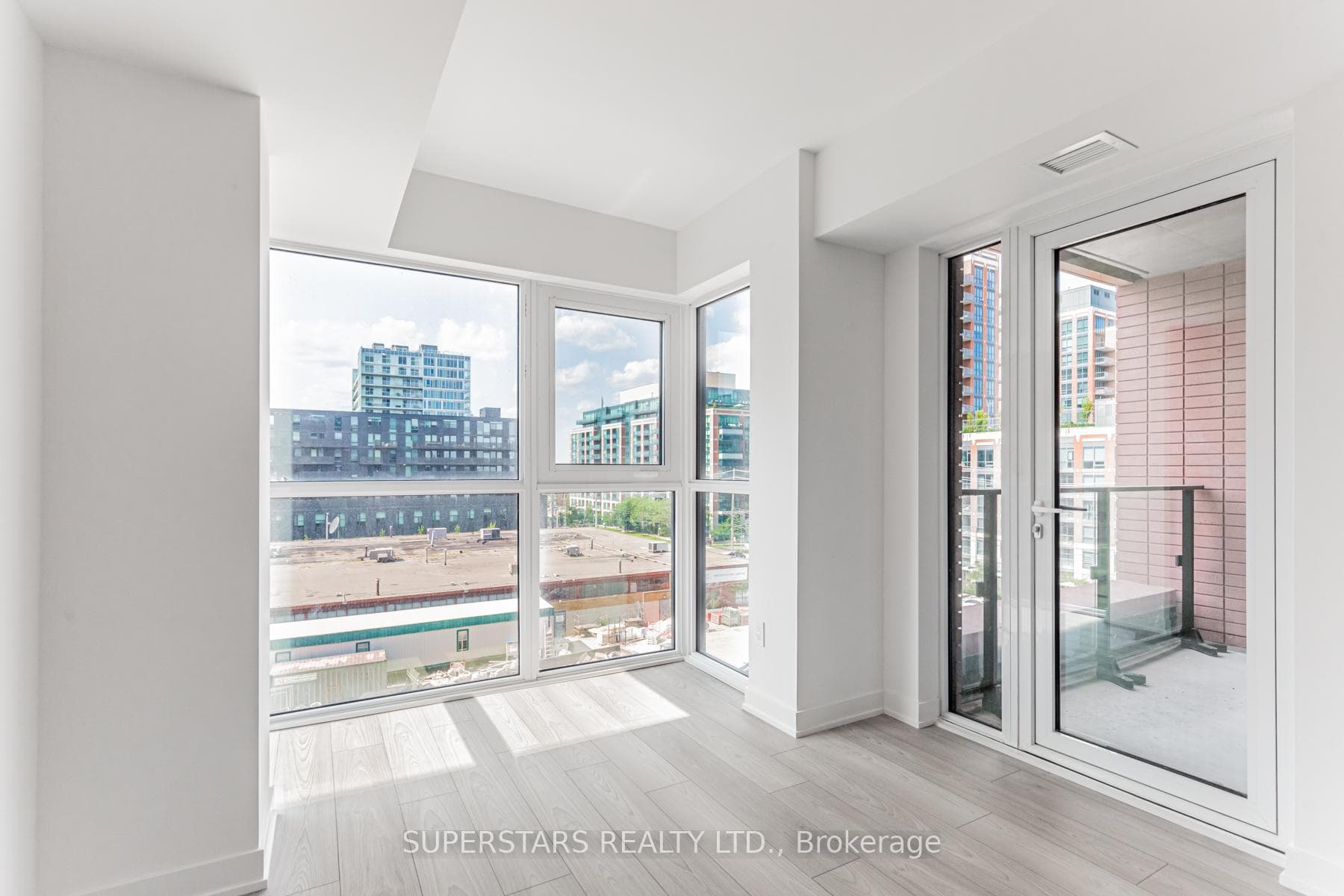 8 Tippett Road Unit 530 photo 14