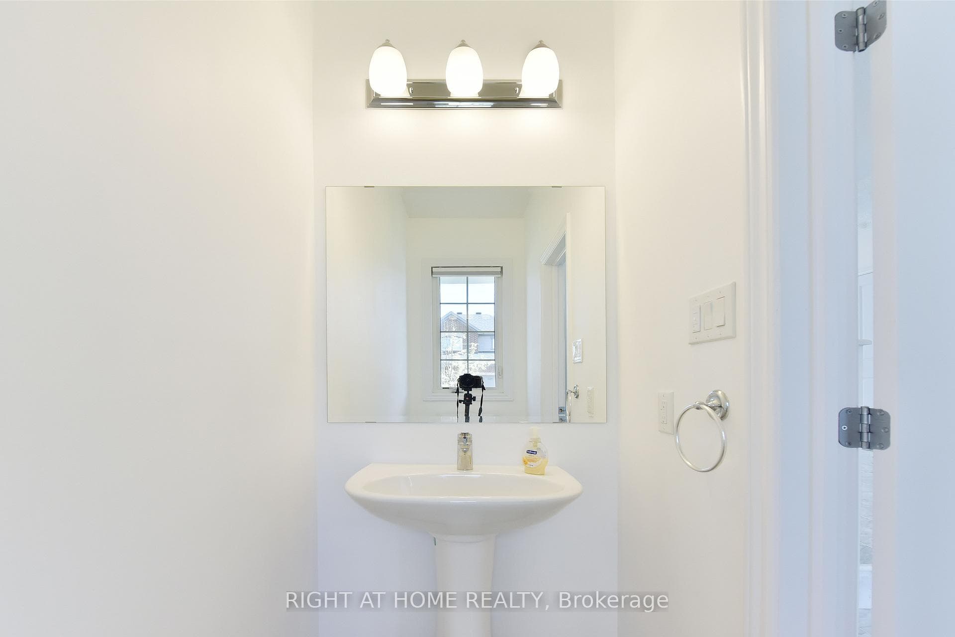 107 WESTOVER Crescent photo 13