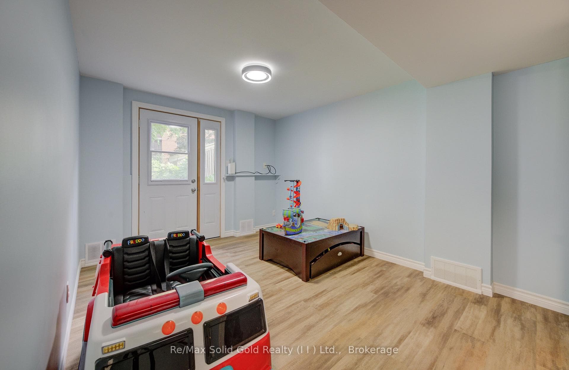 106 TUPPER Crescent photo 28